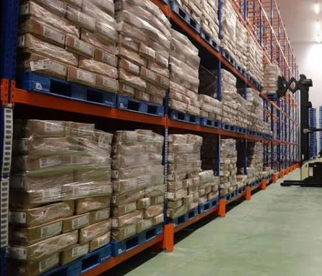 Palletised goods in a distribution warehouse